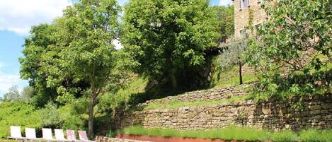 Utendørsbasseng og solsenger