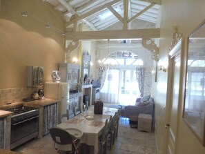 Grand réfrigérateur, micro-ondes, four, plaque de cuisson