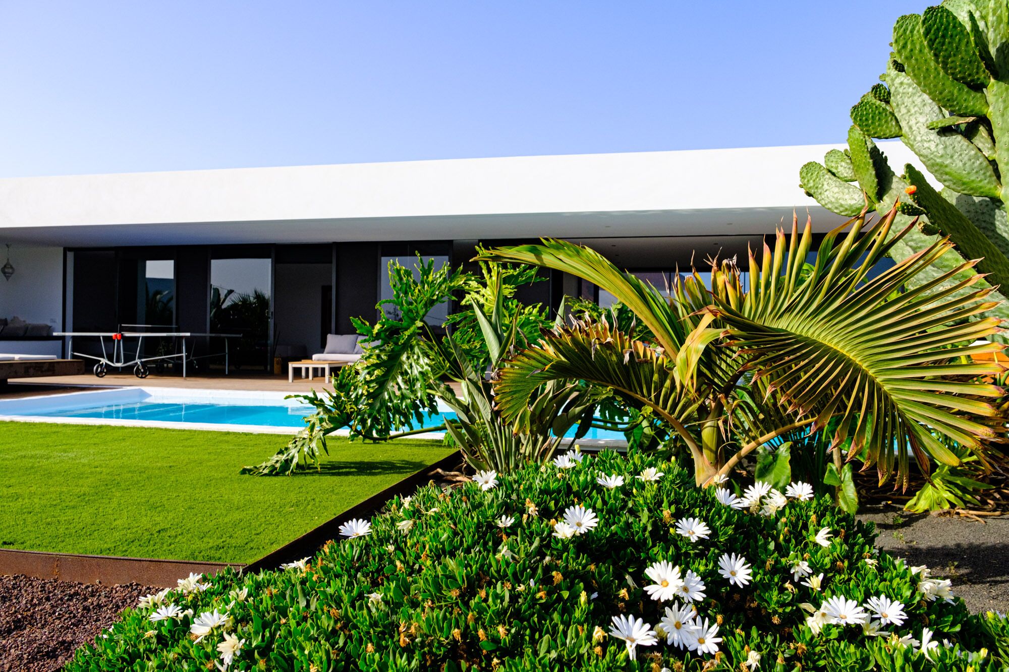 Una piscina al aire libre, una piscina climatizada