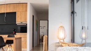 Eine moderne Küche mit Holzausstattung und einem Essbereich.