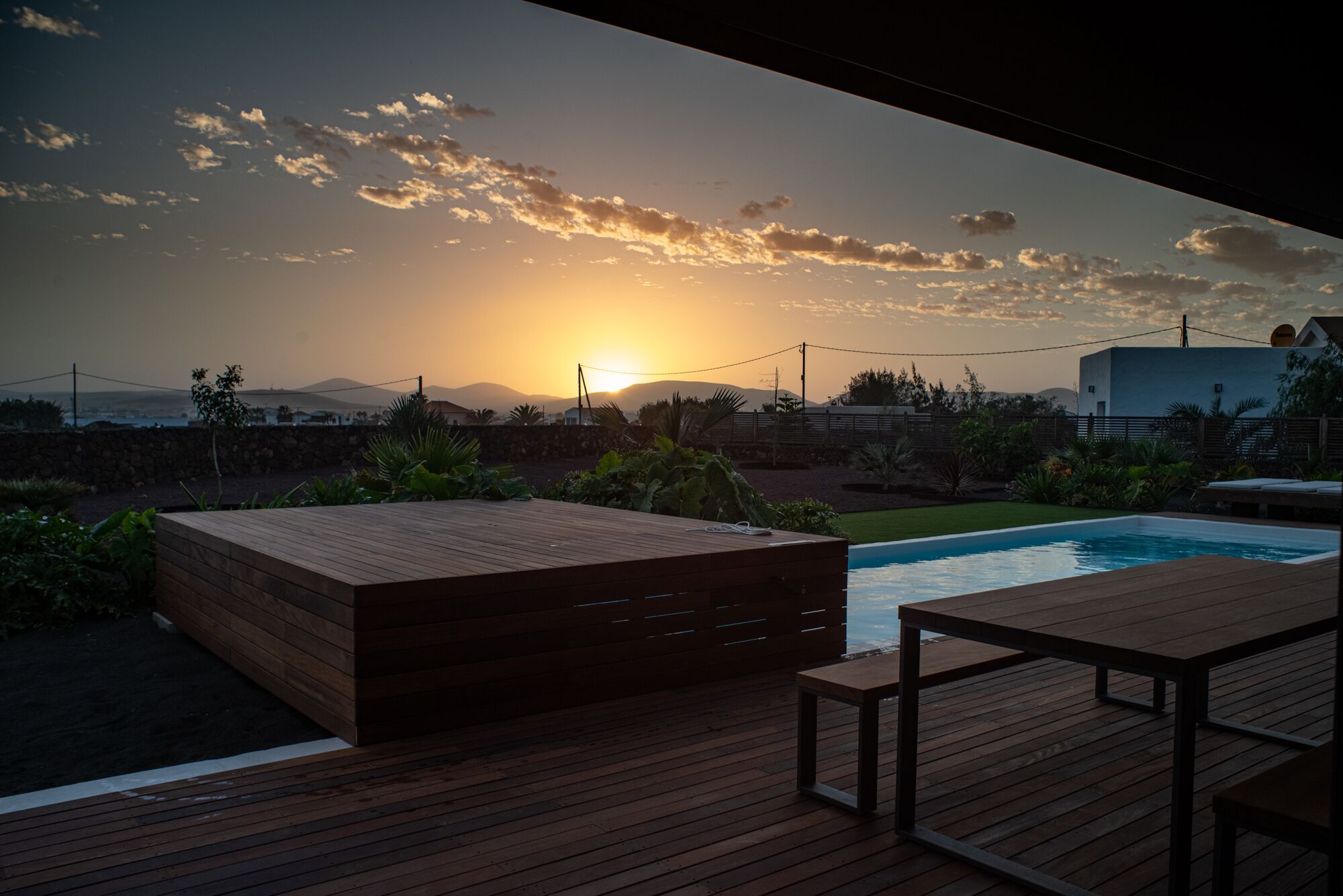 Una piscina al aire libre, una piscina climatizada