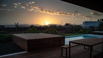 Una piscina al aire libre, una piscina climatizada