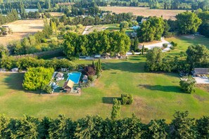 Exterior - Near L'Isle-sur-la-Sorgue, quiet old Provençal Mas, 19 Pers. Swimming pool. (Le Thor)