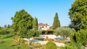 A house surrounded by lush greenery, with a pergola and a statue in the garden. - Near L'Isle-sur-la-Sorgue, quiet old Provençal Mas, 19 Pers. Swimming pool. (Le Thor)