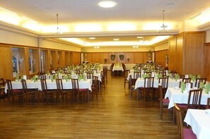 Lunch and dinner served - Brauereigaststätte Spitalgarten (Regensburg)