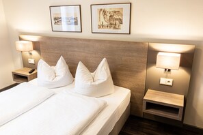 Desk, blackout curtains, free WiFi, bed sheets - Brauereigaststätte Spitalgarten (Regensburg)