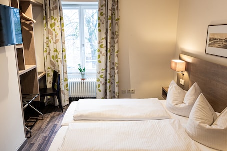 Escritorio, cortinas blackout, wifi gratis y ropa de cama