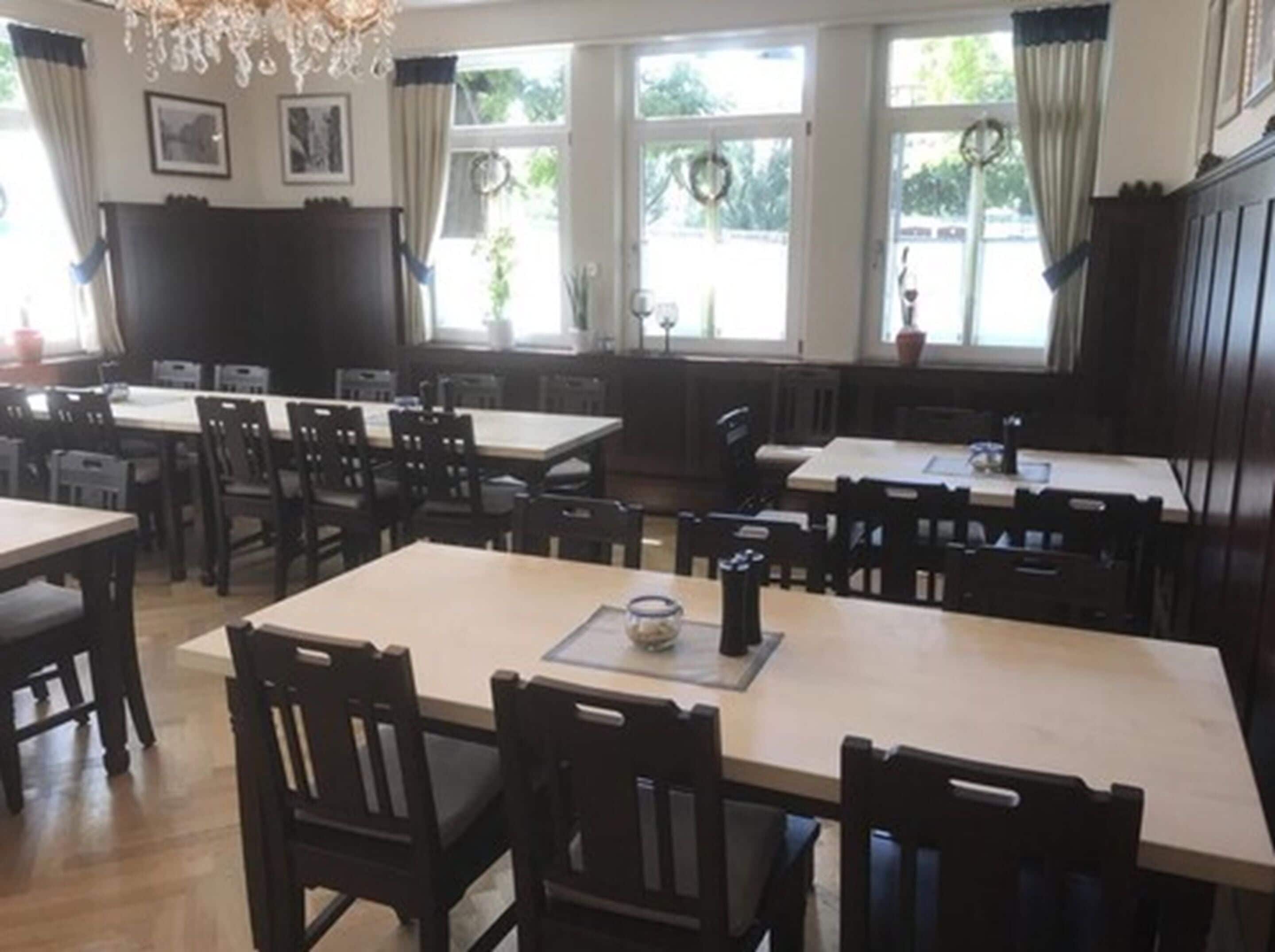 lunch and dinner served, al fresco dining