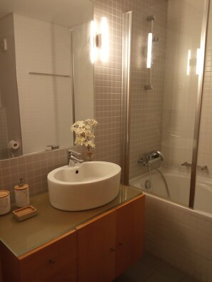 Duschwanne, Bidet, Handtücher, Toilettenpapier
