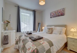 5 عدّة غرف نوم ومكواة/لوح كي وسرير سفر وواي فاي مجانًا