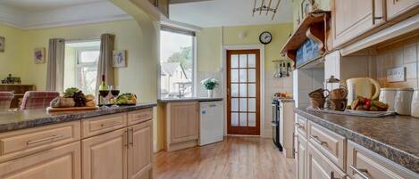 Mikrobølgeovn, ovn, oppvaskmaskin og høy barnestol