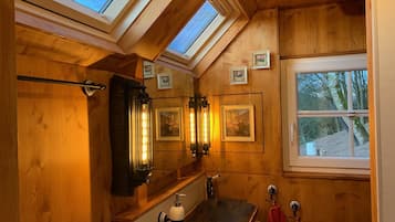 House, 1 Bedroom | Bathroom | Shower, hair dryer, heated floors, towels