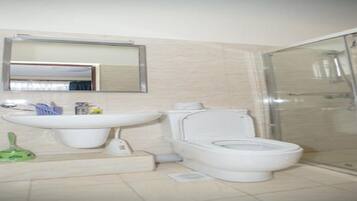 Douche, sĂšche-cheveux, serviettes fournies, savon