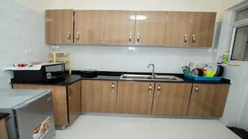 Kühlschrank, Mikrowelle, Wasserkocher mit Kaffee-/Teezubehör