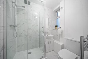 Apartment, 3 Bedrooms | Bathroom | Shower, free toiletries, hair dryer, towels - Stylish 3 Bed Apartment Central London (London)