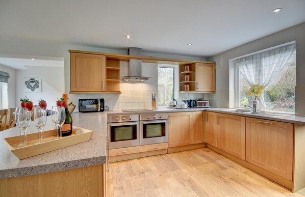 Fridge, microwave, oven, dishwasher - 5 Bed in Croyde (oc-fircon) (Croyde)