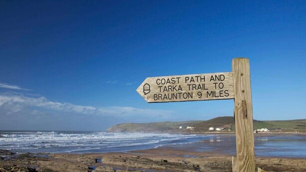 A wooden signpost with a directional arrow pointing to the right, indicating a trail to Braunton 9 miles away. - 3 Bed in Croyde (oc-moonra) (Croyde)