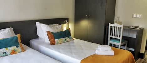 Habitación estándar con 2 camas individuales | Escritorio, espacio para trabajar con laptop y cortinas blackout