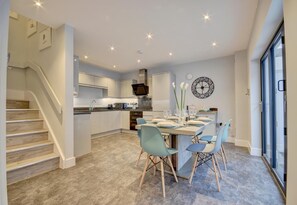 Micro-ondes, four, lave-vaisselle, grille-pain