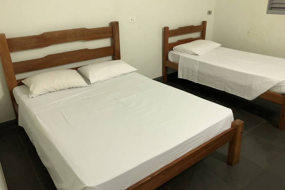 Habitación triple tradicional | Minibar, escritorio, espacio para trabajar con laptop y wifi gratis