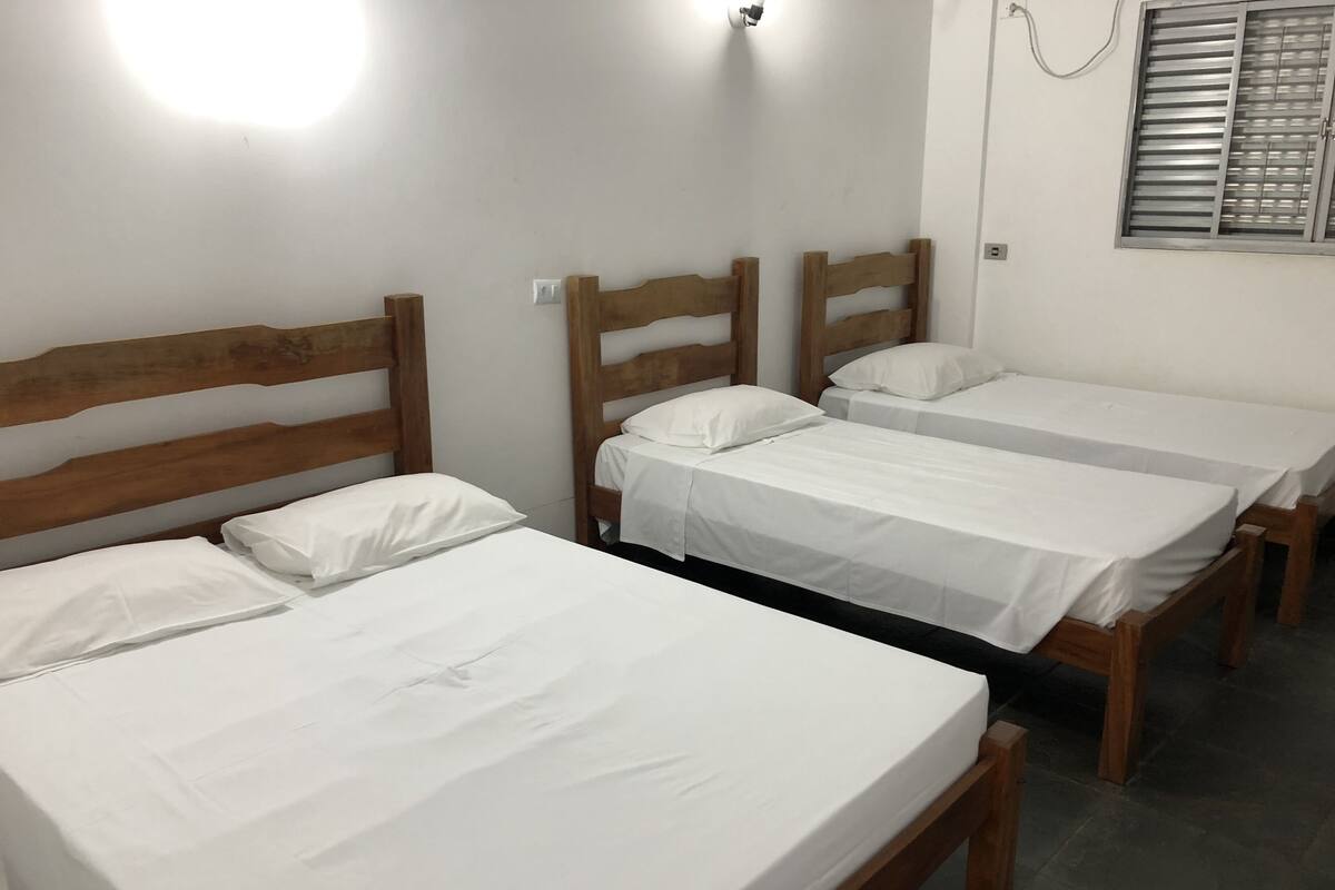 Habitación cuádruple tradicional | Minibar, escritorio, espacio para trabajar con laptop y wifi gratis