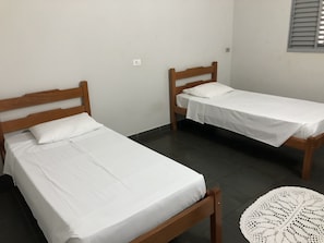 Minibar, escritorio, espacio para trabajar con laptop y wifi gratis