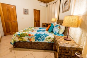Villa de lujo, 2 habitaciones, cocina, vista al jardín | 2 habitaciones, decoración personalizada, wifi gratis y ropa de cama 