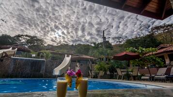 Bar tepi kolam renang