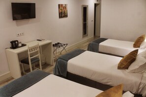 A hotel room with two beds, a desk, and a television. - Art'otel Barcelos (Barcelos)