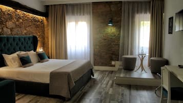 Superior Double Room | 1 bedroom, minibar, desk, blackout curtains