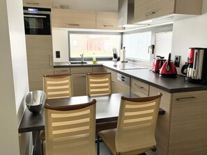 Réfrigérateur, four à micro-ondes, un four, surface de cuisson