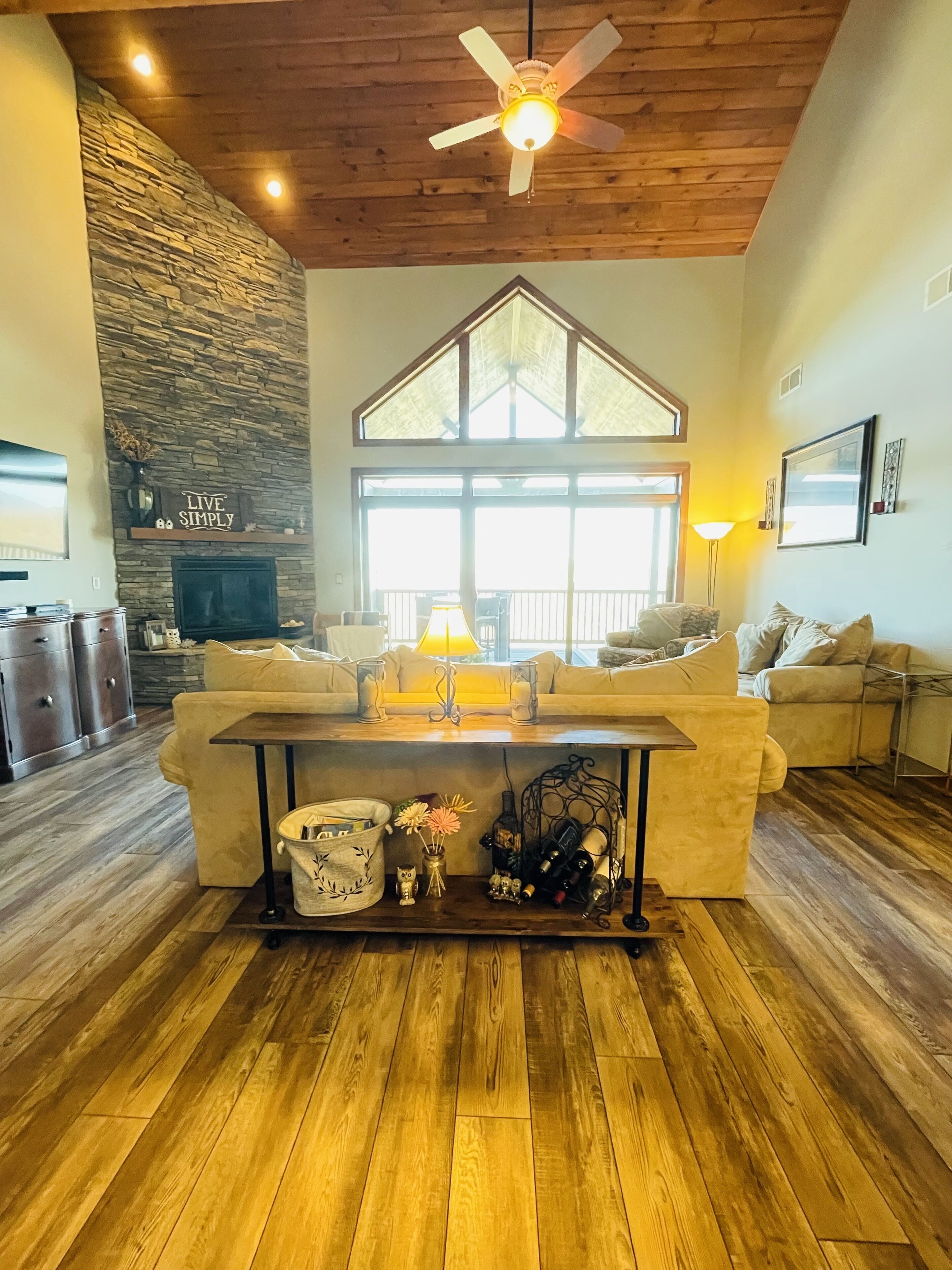 Stunning Condo w/ Loft and Splendid Views!