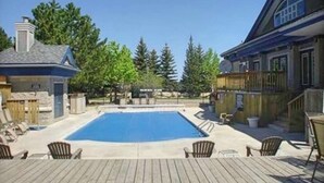 A heated pool - Slopeside Condo - Wifi, Linens/Towels, Ski In/Out (The Blue Mountains)