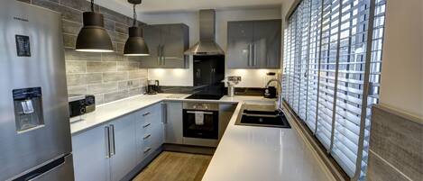 デラックス ハウス | 専用キッチン | 大型冷蔵庫、電子レンジ、オーブン、コンロ