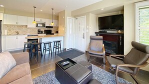 TV, fireplace - Blue Mounain Suites - Ski In/Ski Out, Linens, Wifi (The Blue Mountains)