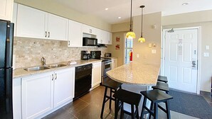Coffee/tea maker, fridge, microwave, oven - Blue Mounain Suites - Ski In/Ski Out, Linens, Wifi (The Blue Mountains)