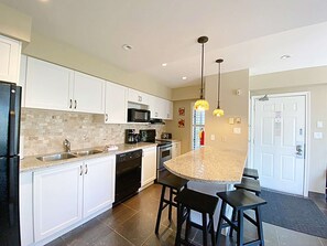 Full Kitchen with breakfast bar