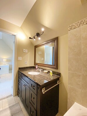Combined shower/tub, hair dryer, towels