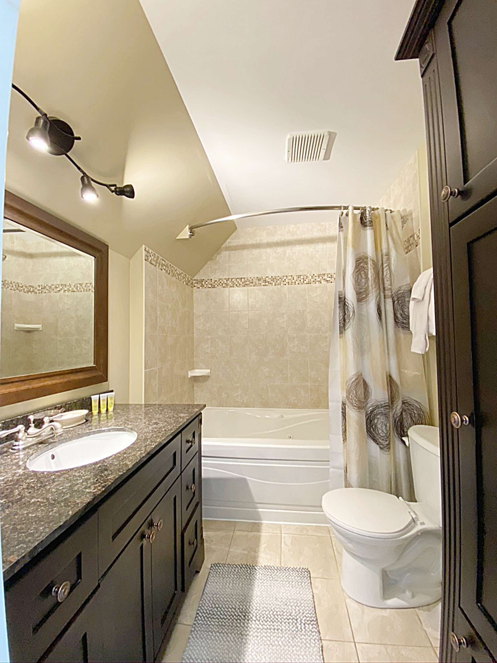 Combined shower/tub, hair dryer, towels