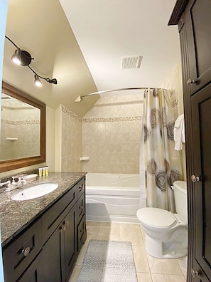 Combined shower/bathtub, hair dryer, towels