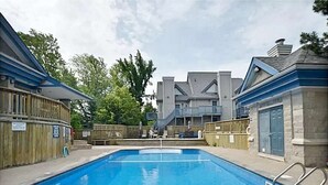 A heated pool - Blue Mounain Suites - Ski In/Ski Out, Linens, Wifi (The Blue Mountains)