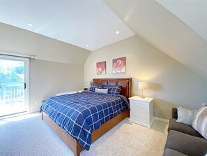 2 bedrooms, desk, iron/ironing board, WiFi