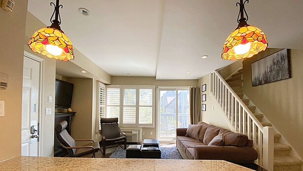 TV, fireplace - Blue Mounain Suites - Ski In/Ski Out, Linens, Wifi (The Blue Mountains)
