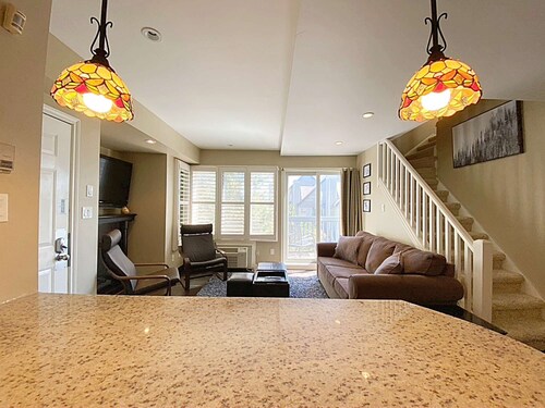 Blue Mounain Suites - Ski In/Ski Out, Linens, Wifi