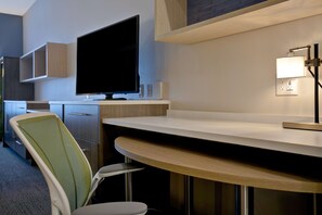 Een bureau, een laptopwerkplek, gratis wifi, beddengoed