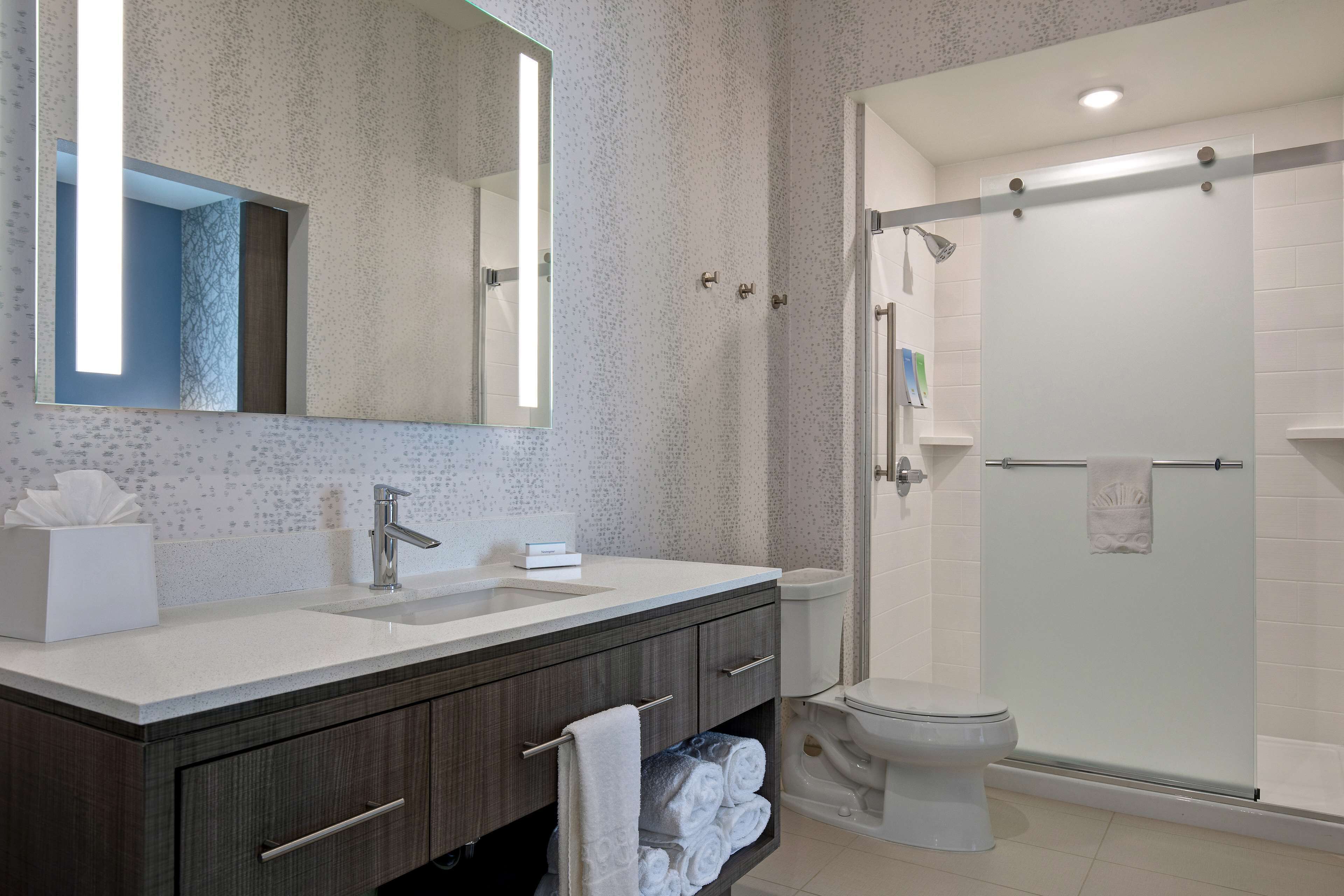 suite, 1 bedroom, non smoking | bathroom | combined shower/bathtub, towels