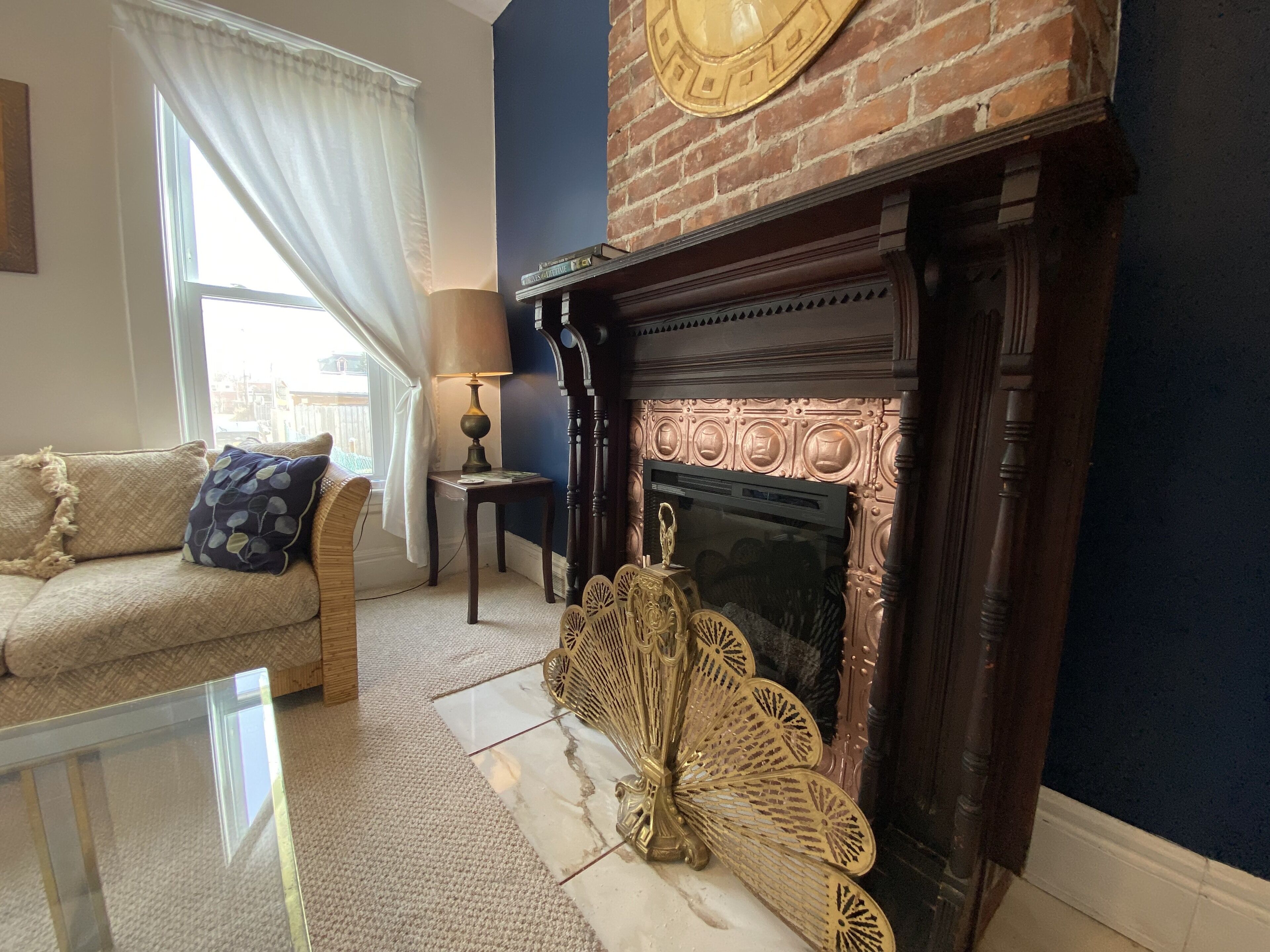 智能电视、壁炉、书