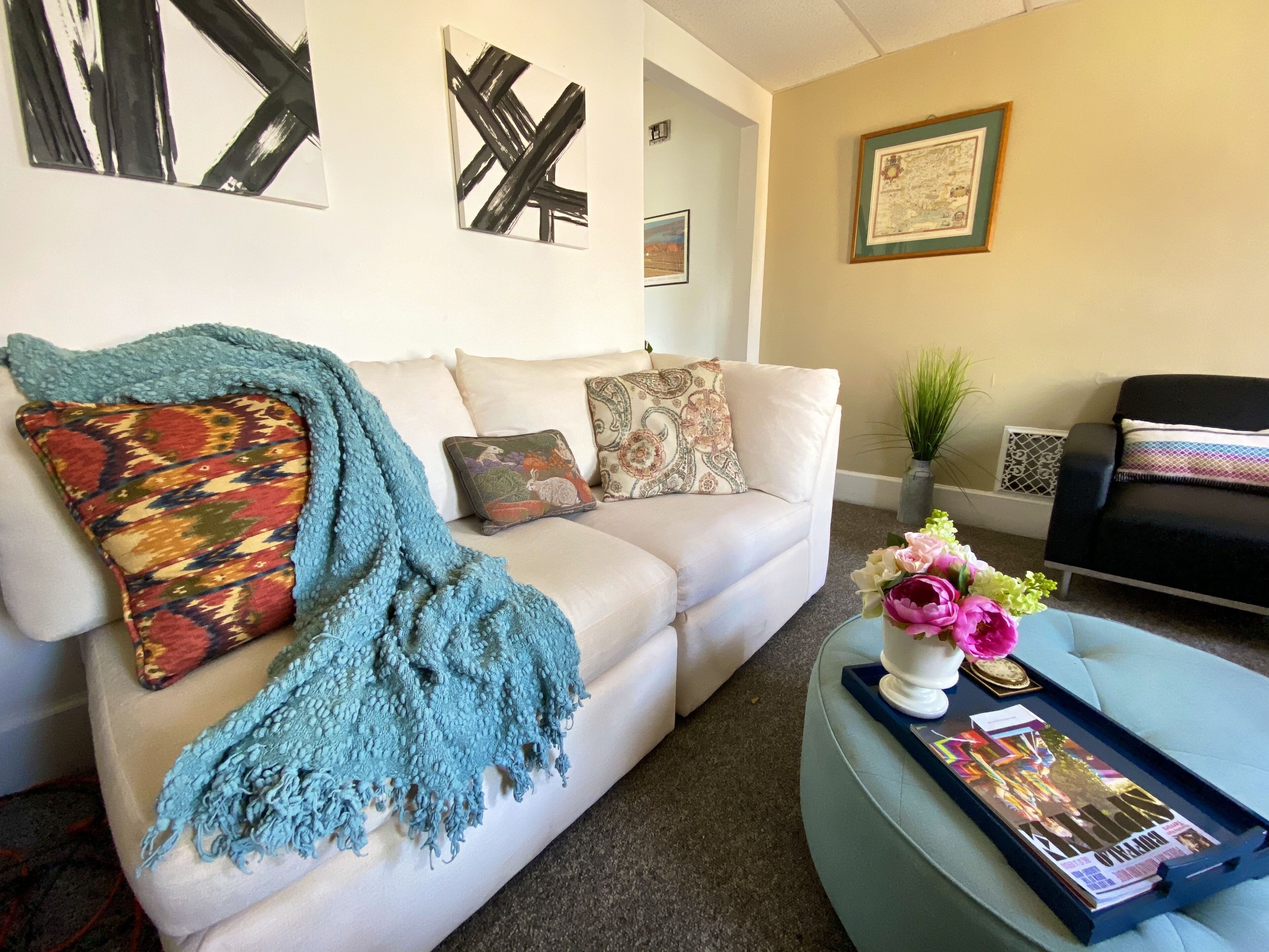 Smart TV, chimenea y libros 