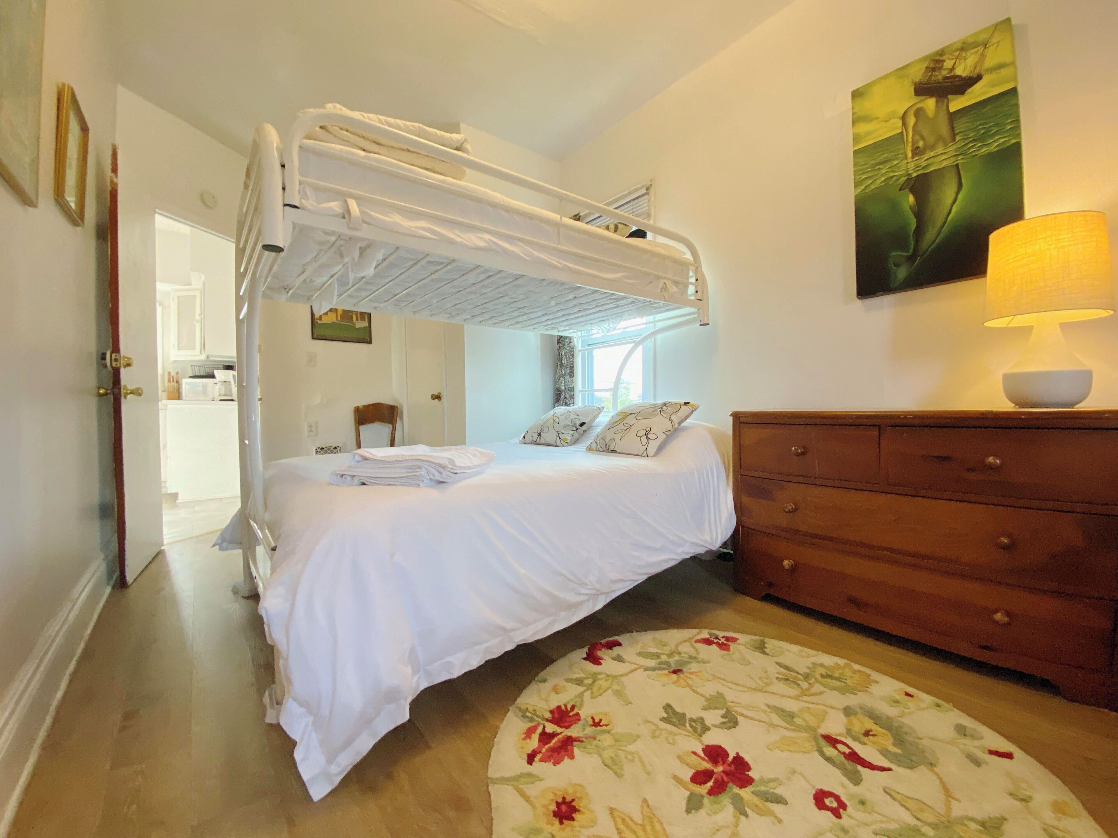 4 habitaciones, escritorio y tabla de planchar con plancha 