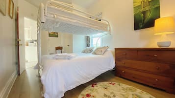 4 habitaciones, escritorio y tabla de planchar con plancha